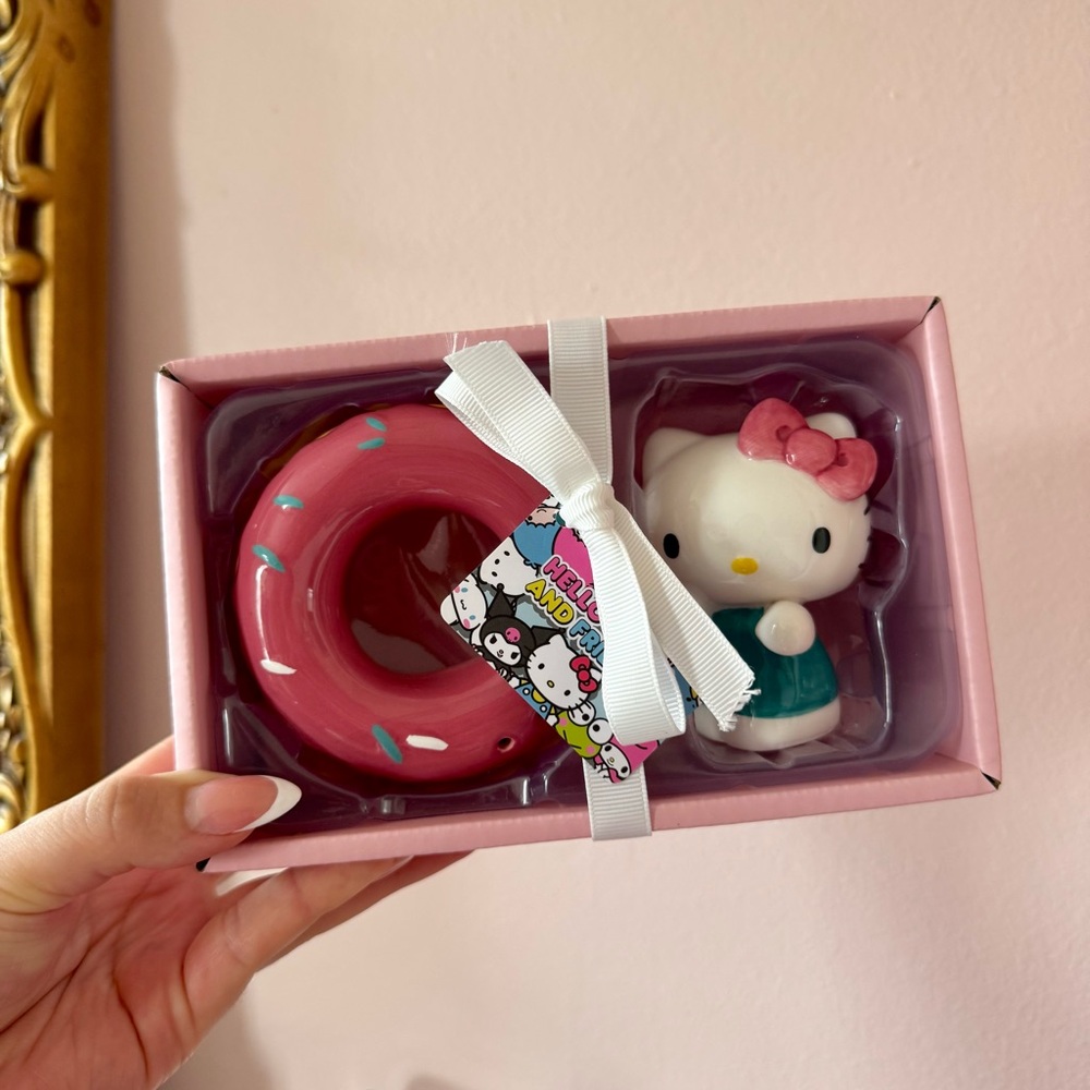 New Blue Sky Sanrio Hello Kitty Donut Salt and Pepper Shakers set